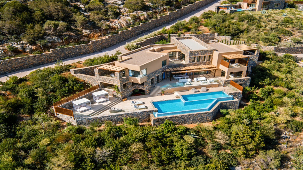 The Mansion, Kreta